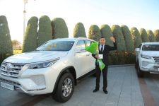 Bagtyýar türkmen ýaşlaryna döwlet sylaglary gowşuryldy