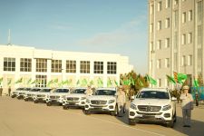 Hormatly Prezidentimiziň adyndan harby we hukuk goraýjy edaralara döwrebap awtoulaglar sowgat berildi