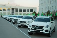 Hormatly Prezidentimiziň adyndan harby we hukuk goraýjy edaralara döwrebap awtoulaglar sowgat berildi