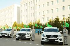 Hormatly Prezidentimiziň adyndan harby we hukuk goraýjy edaralara döwrebap awtoulaglar sowgat berildi