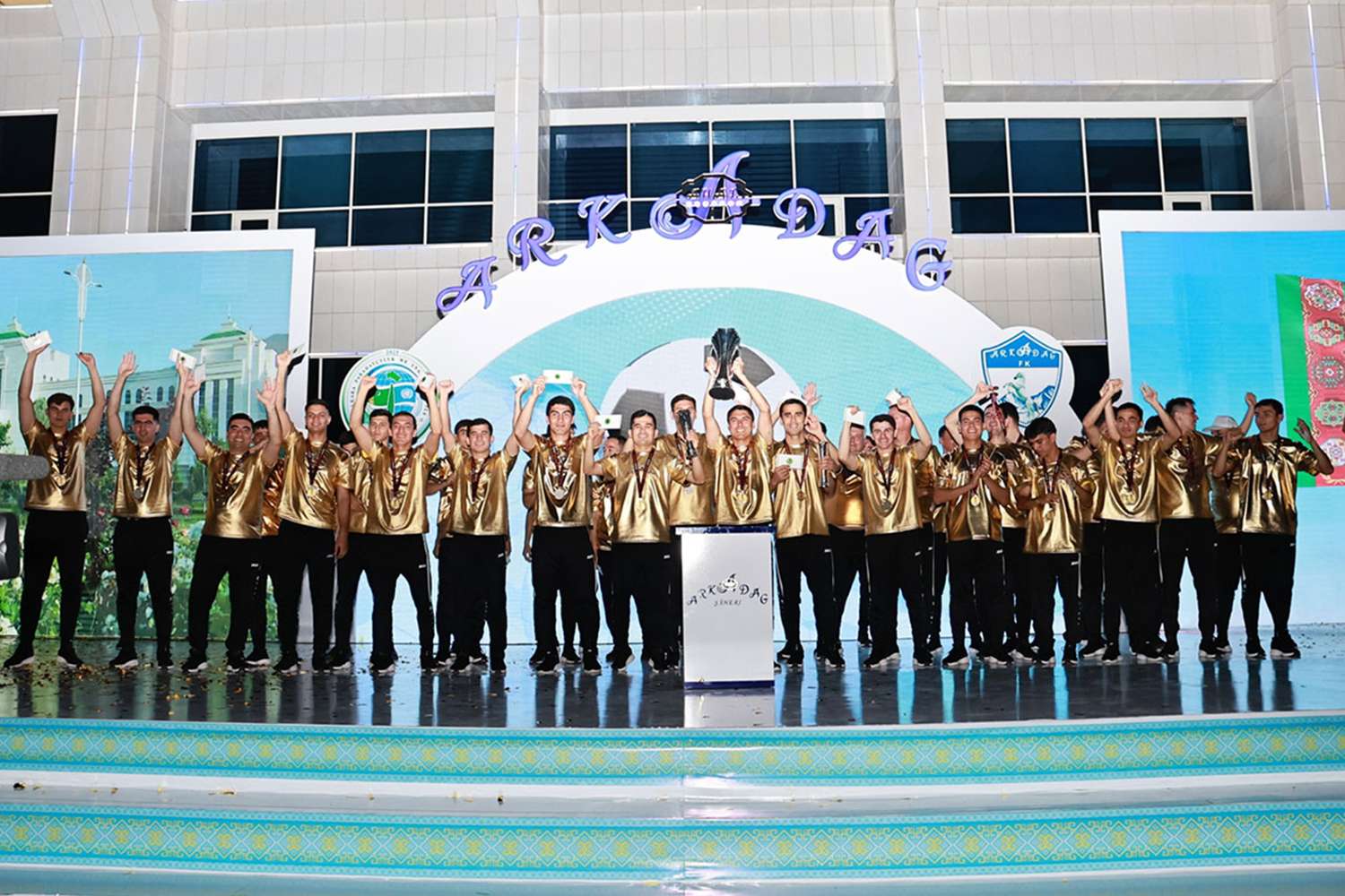 «Arkadag» futbol toparyny sarpalamak dabarasy