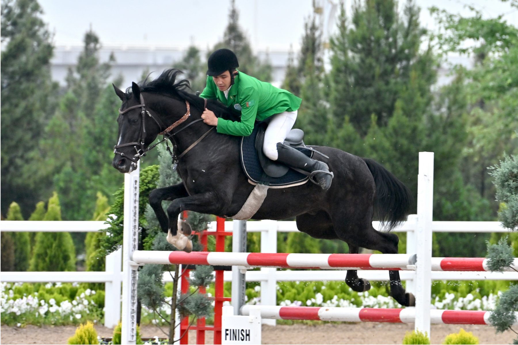 Aşgabatda bedewleriň päsgelçiliklerden böküp geçmek boýunça bäsleşigi geçirildi