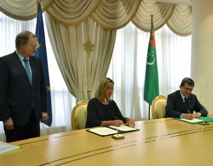 Aşgabatda Ýewropa Bileleşiginiň Türkmenistandaky wekiliýetiniň döredilmegi baradaky resminama gol çekildi