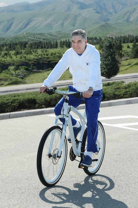 Hormatly Prezidentimiz Gurbanguly Berdimuhamedow paýtagtymyzyň günorta künjeginde welosipedli ýörişi amala aşyrdy