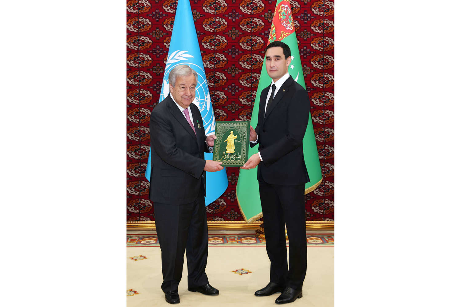 Belent mertebeli myhmana «Magtymguly» kitaby sowgat berildi