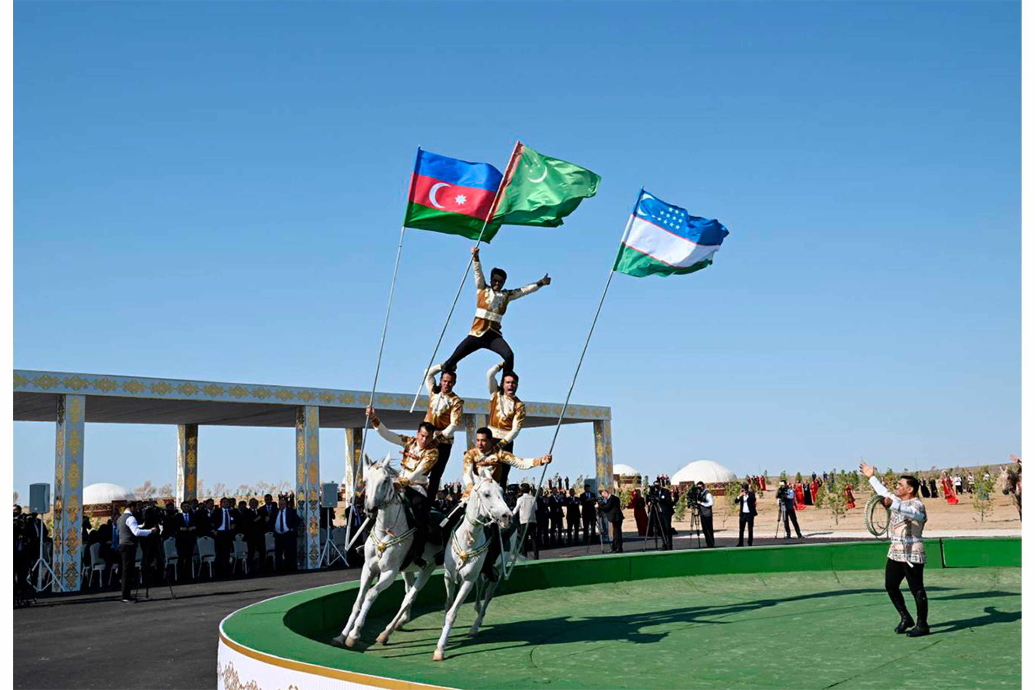 Belent mertebeli myhmanlara sowgatlar gowşuryldy