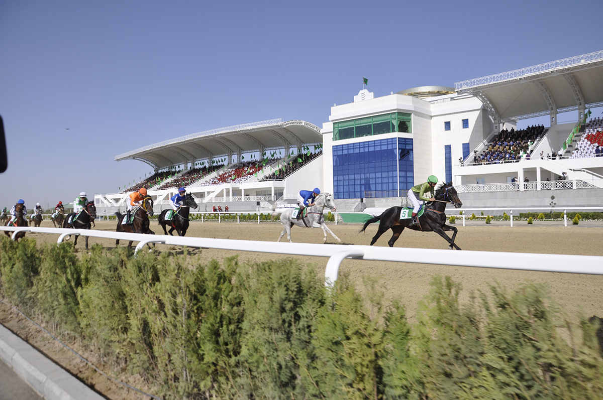 Daşoguz welaýatynyň durky täzelenen atçylyk sport toplumyndaky baýramçylyk dabaralary