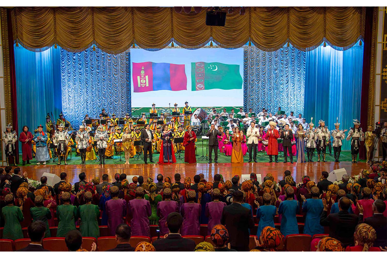 Dostlukly halklaryň bilelikdäki konserti