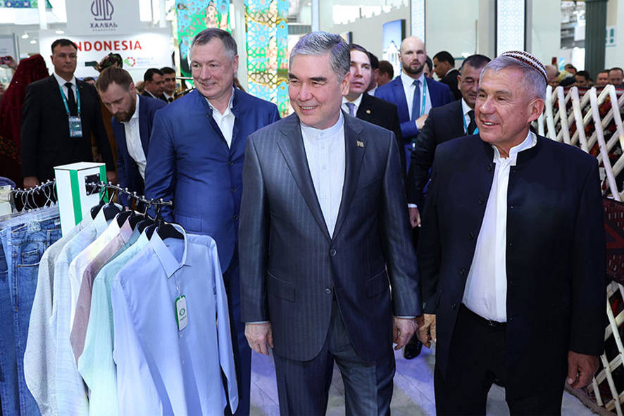 Gahryman Arkadagymyz «Russia Halal EXPO» sergisi bilen tanyşdy