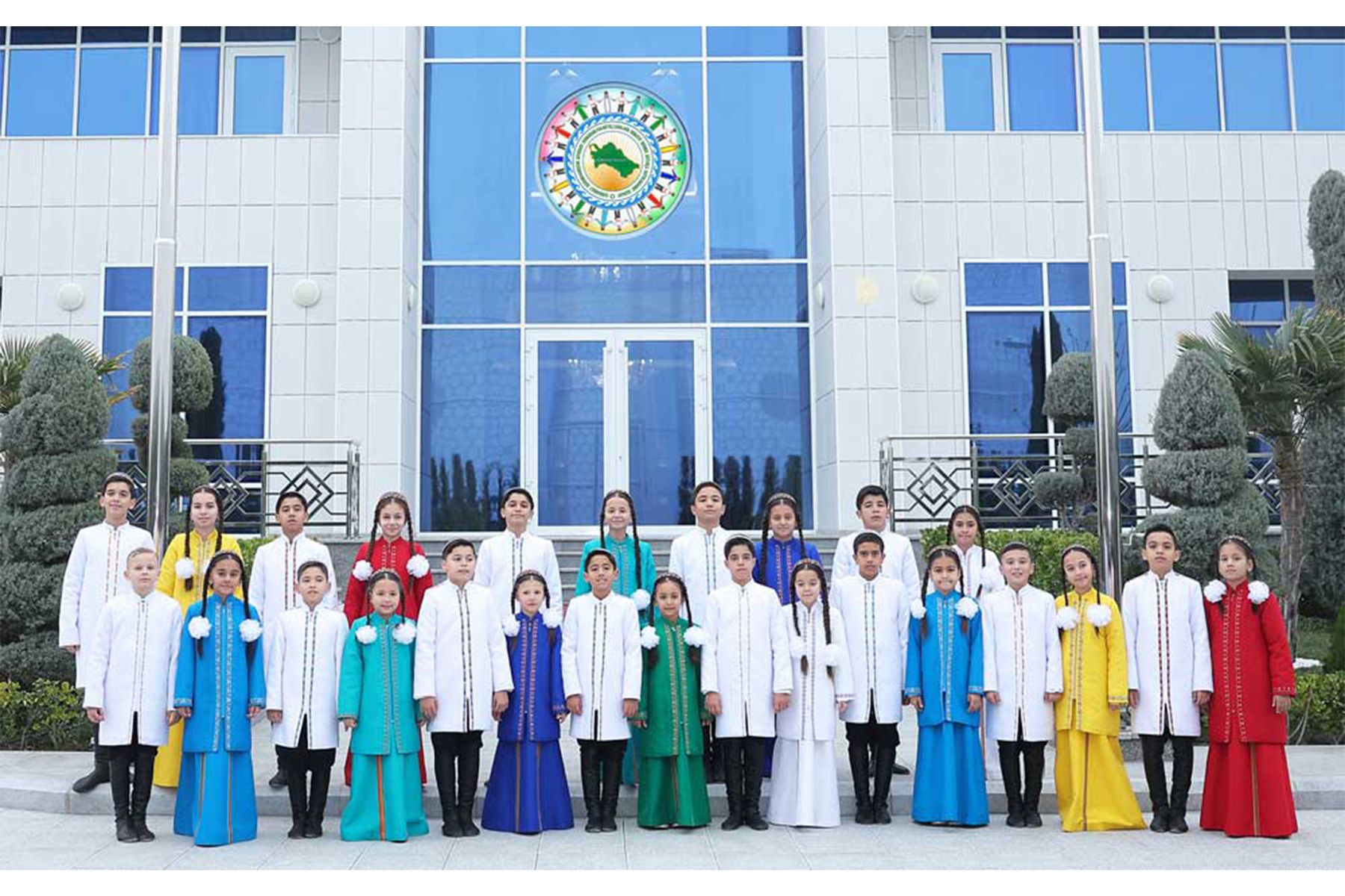 Gahryman Arkadagymyzyň ynsanperwer ýörelgeleri dabaralanýar