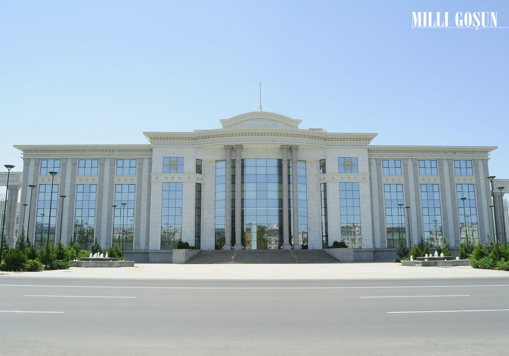 Giriş synaglary dowam edýär