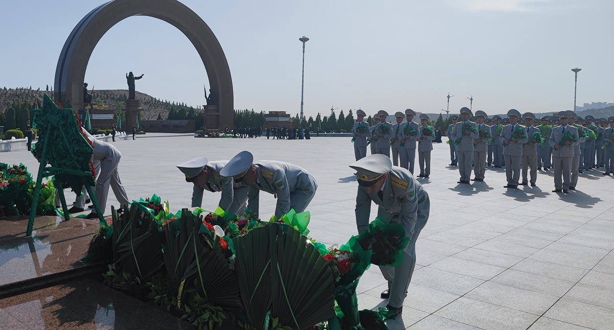 Halkyň parahat durmuşynyň goragçylaryna baky şöhrat!