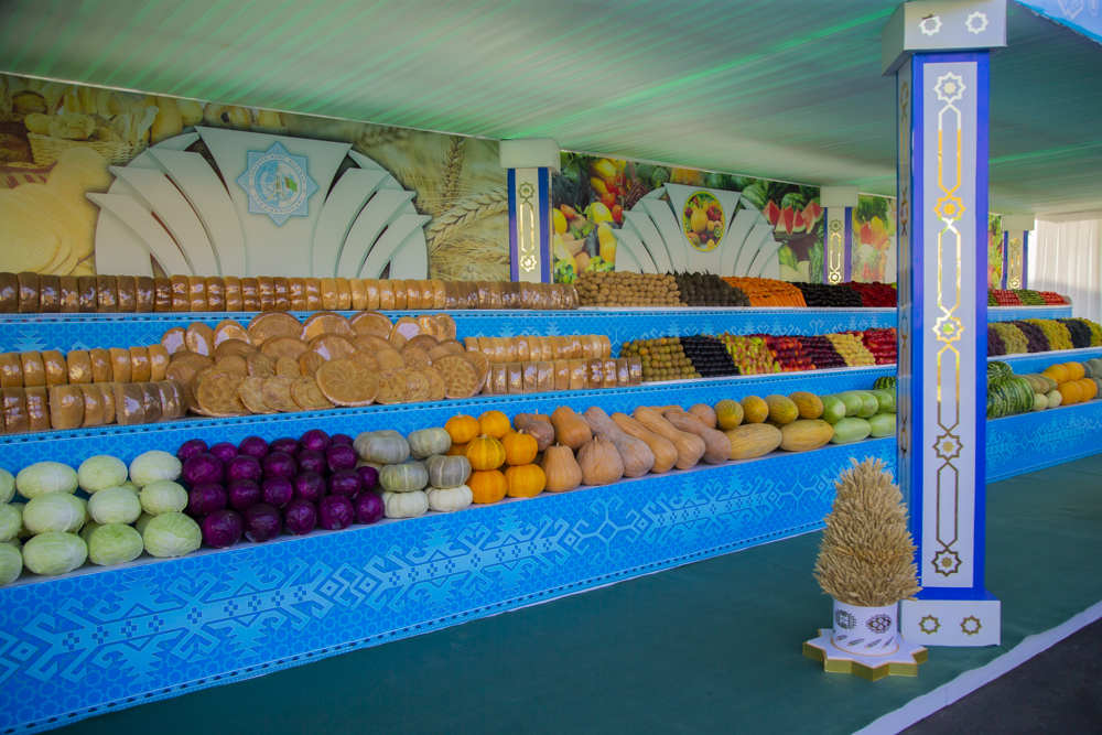 HARBY GULLUKÇYLARYŇ YHLASYNDAN KEMAL TAPAN ÖNÜMLERINIŇ SERGISI