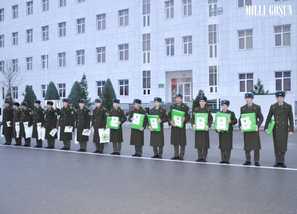 Harby institutdan ders bäsleşiginde ýeňiş gazanan harby talyplara gymmat bahaly sowgatlar gowşuryldy
