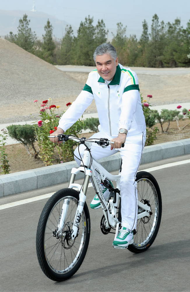 Hormatly Prezidentimiz Gurbanguly Berdimuhamedow Saglyk ýoluny geçdi we welosipedli gezelenç etdi