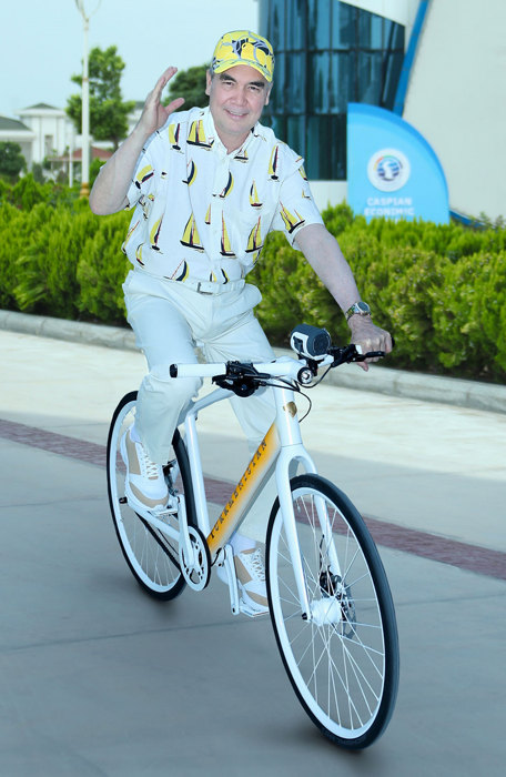 Hormatly Prezidentimiz Gurbanguly Berdimuhamedow täze binalaryň hem-de Awaza şypahana zolagyny ösdürmegiň taslamalary bilen tanyşdy