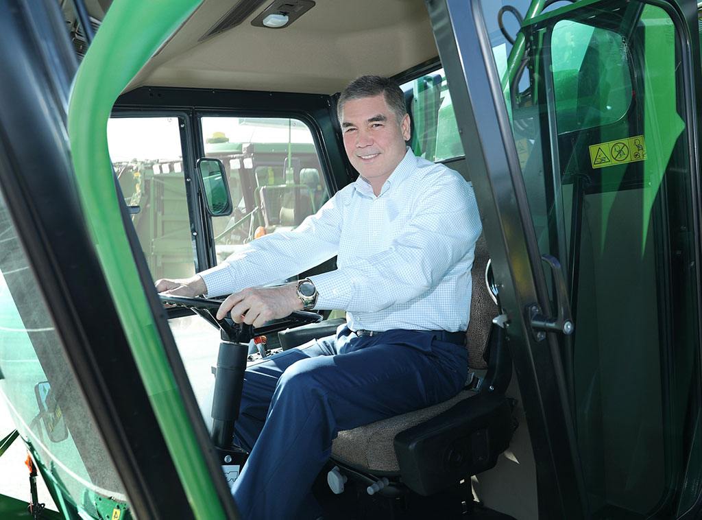 Hormatly Prezidentimiz Gurbanguly Berdimuhamedow täze oba hojalyk tehnikalaryny synlady we paýtagtymyz boýunça iş saparyny amala aşyrdy