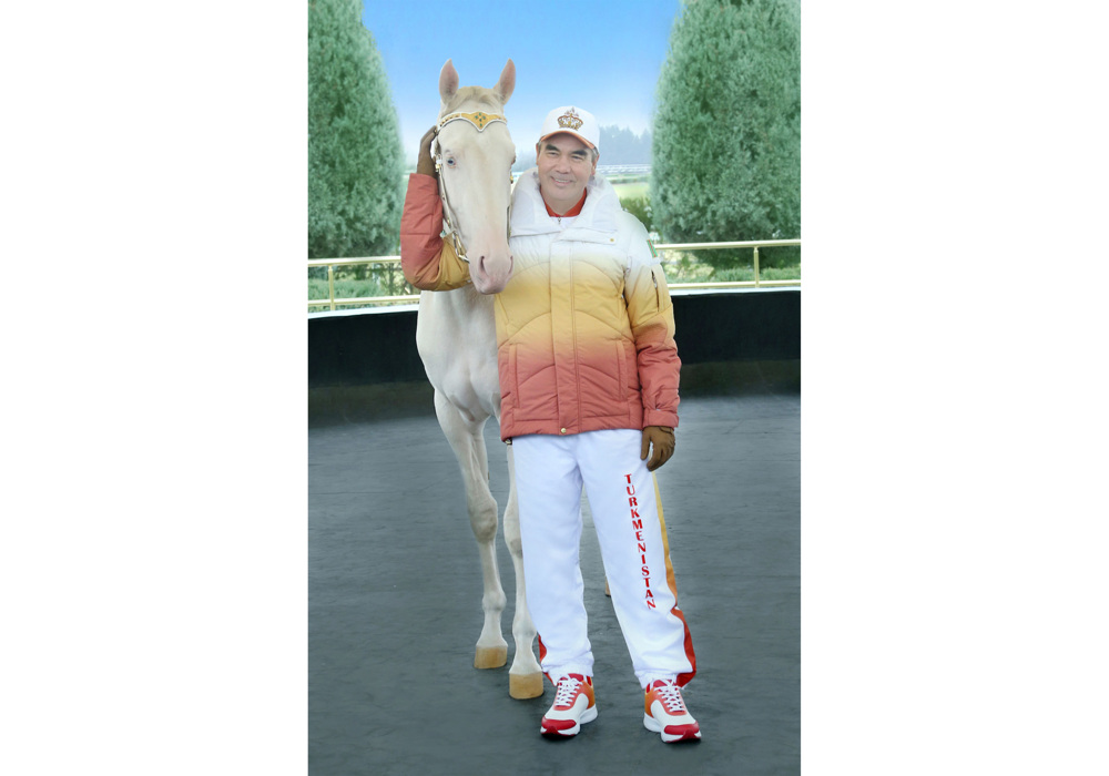 Hormatly Prezidentimiz Gurbanguly Berdimuhamedow welosipedli we atly gezelenç etdi