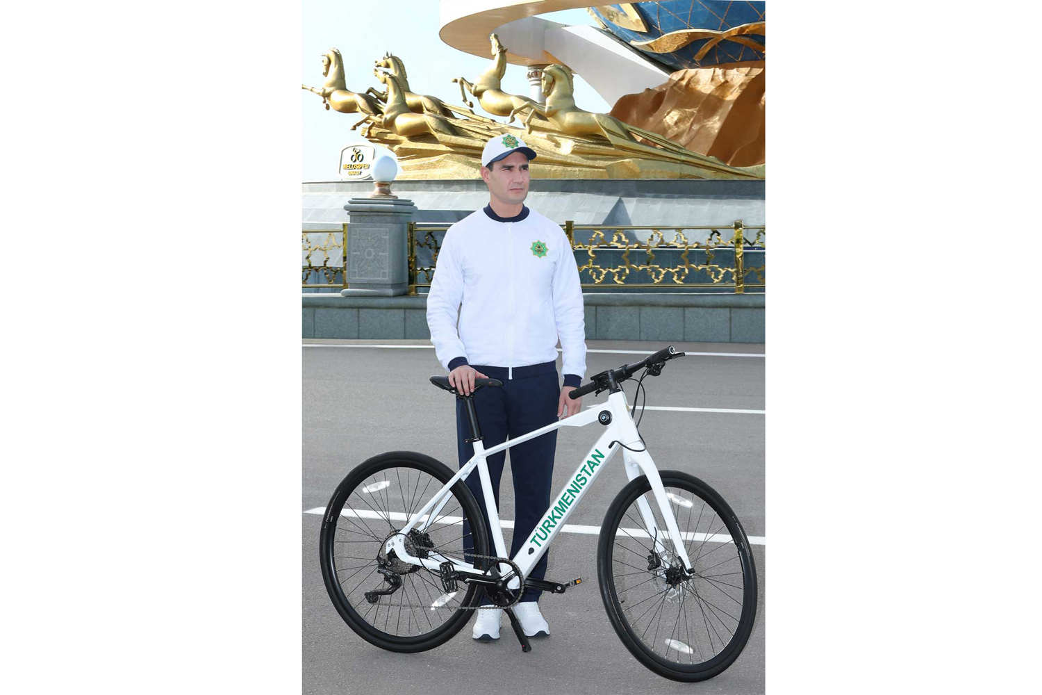 Hormatly Prezidentimiz köpçülikleýin welosipedli ýörişe gatnaşdy