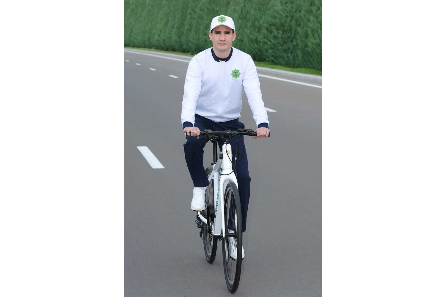 Hormatly Prezidentimiz köpçülikleýin welosipedli ýörişe gatnaşdy