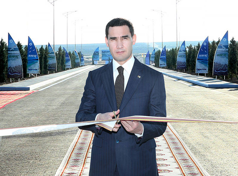 Hormatly Prezidentimiz Serdar Berdimuhamedow deňiz kenaryndaky täze kottejler toplumynyň açylyş dabarasyna gatnaşdy