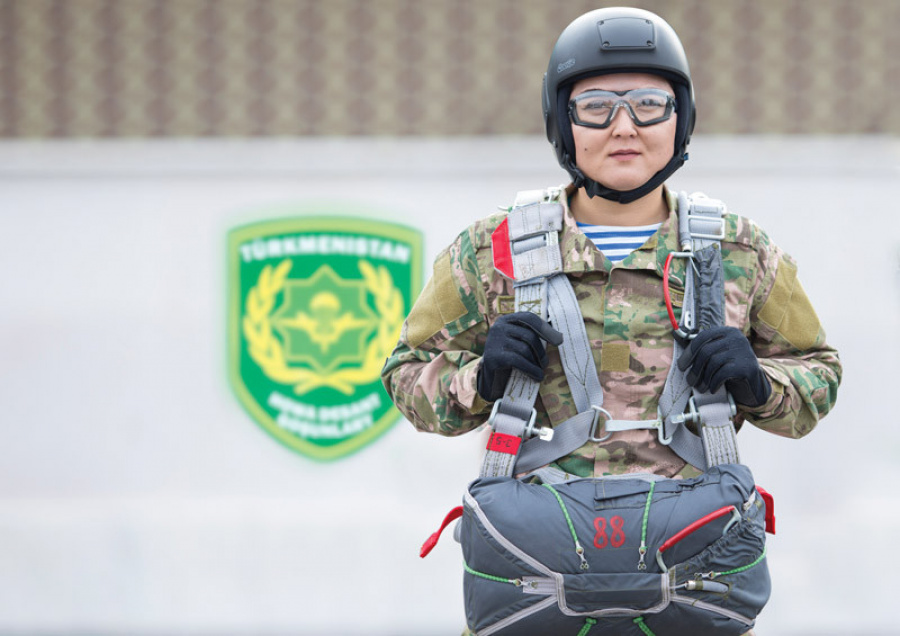 Ilkinji zenan desantçy