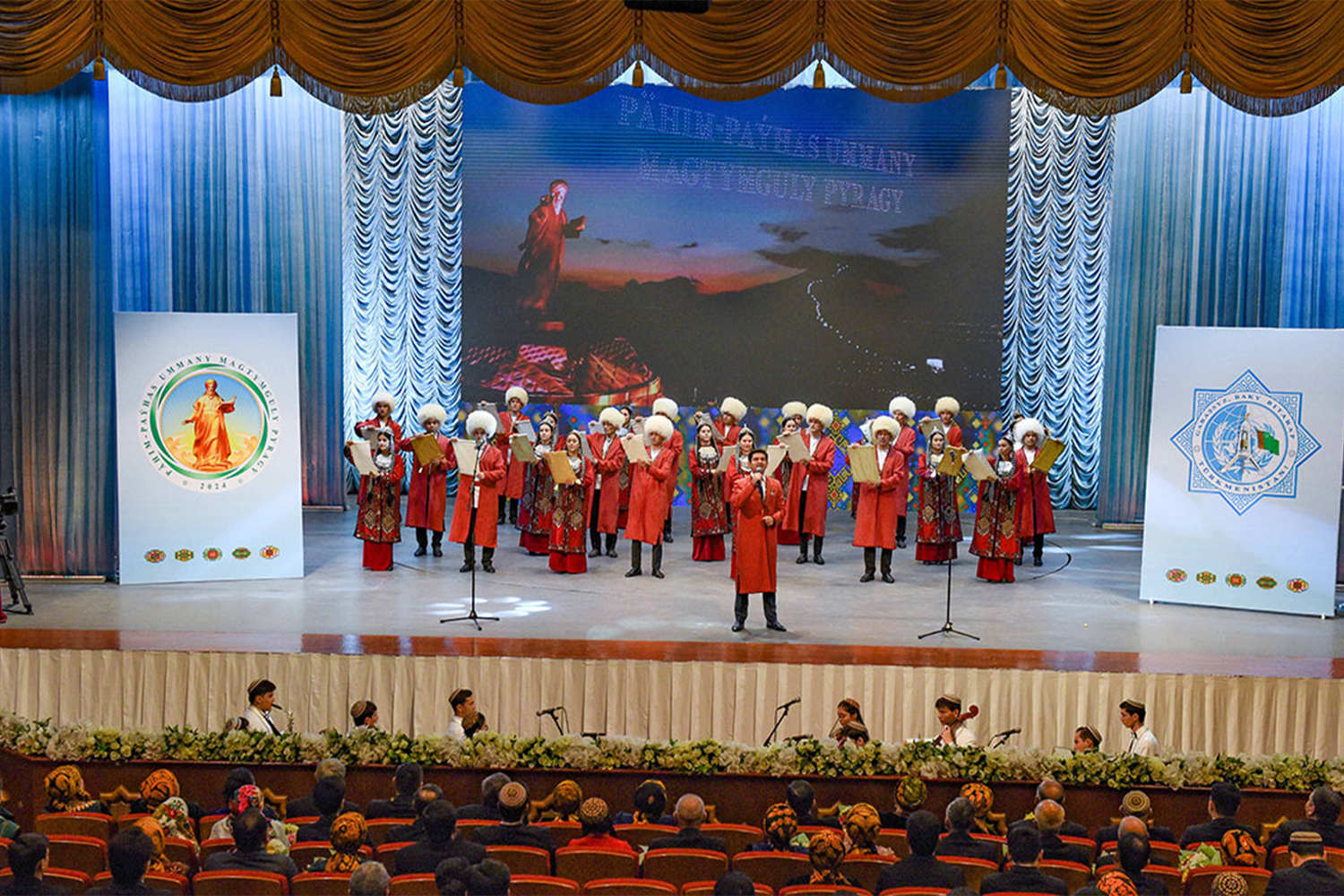 Magtymguly Pyragynyň 300 ýyllyk ýubileýi mynasybetli sylaglar gowşuryldy