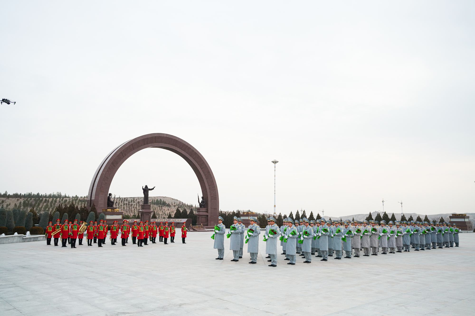 Merdana ogullaryň hormatyna gül desseleri goýuldy