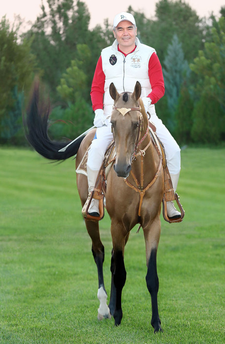 Milli Liderimiz Gurbanguly Berdimuhamedow Türkmenistanyň Prezidentiniň Ahalteke atçylyk toplumyna bardy
