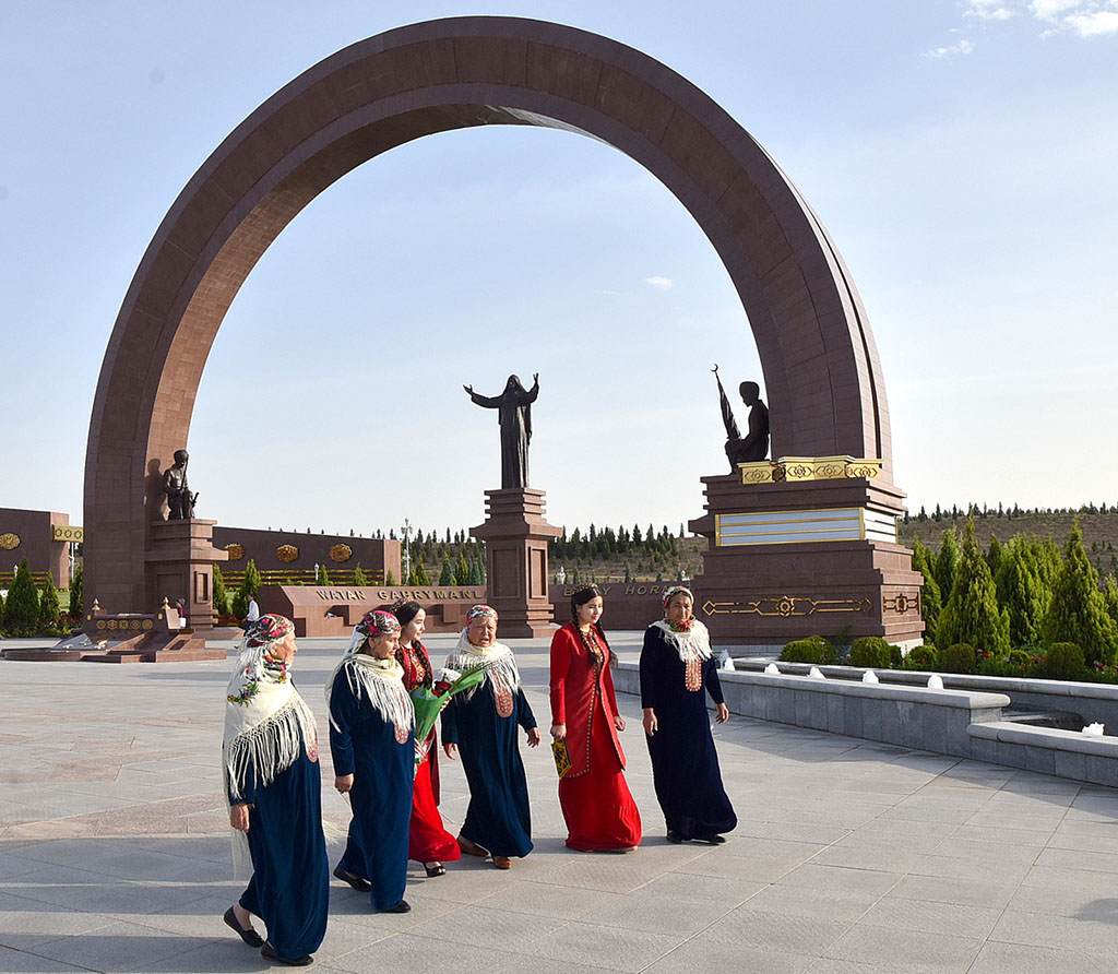 Parahatçylygyň we azatlygyň goragçylaryny sarpalamak – türkmen halkynyň asylly däbi