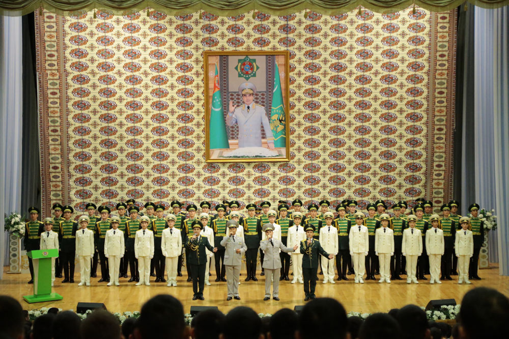 «Rowana ak ýollar garaşýar bize»