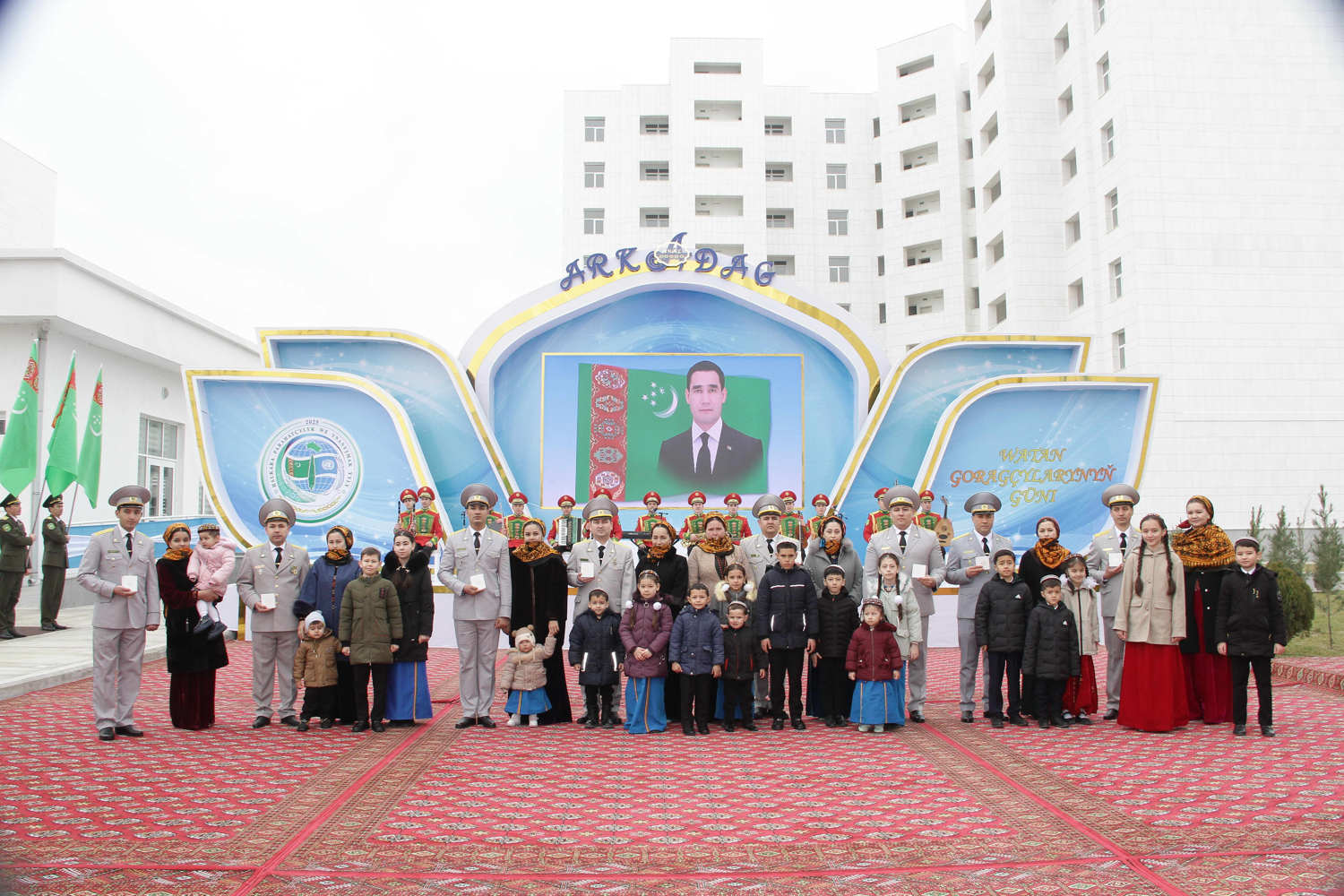 Täze jaýdan serpaýly harby gullukçylar