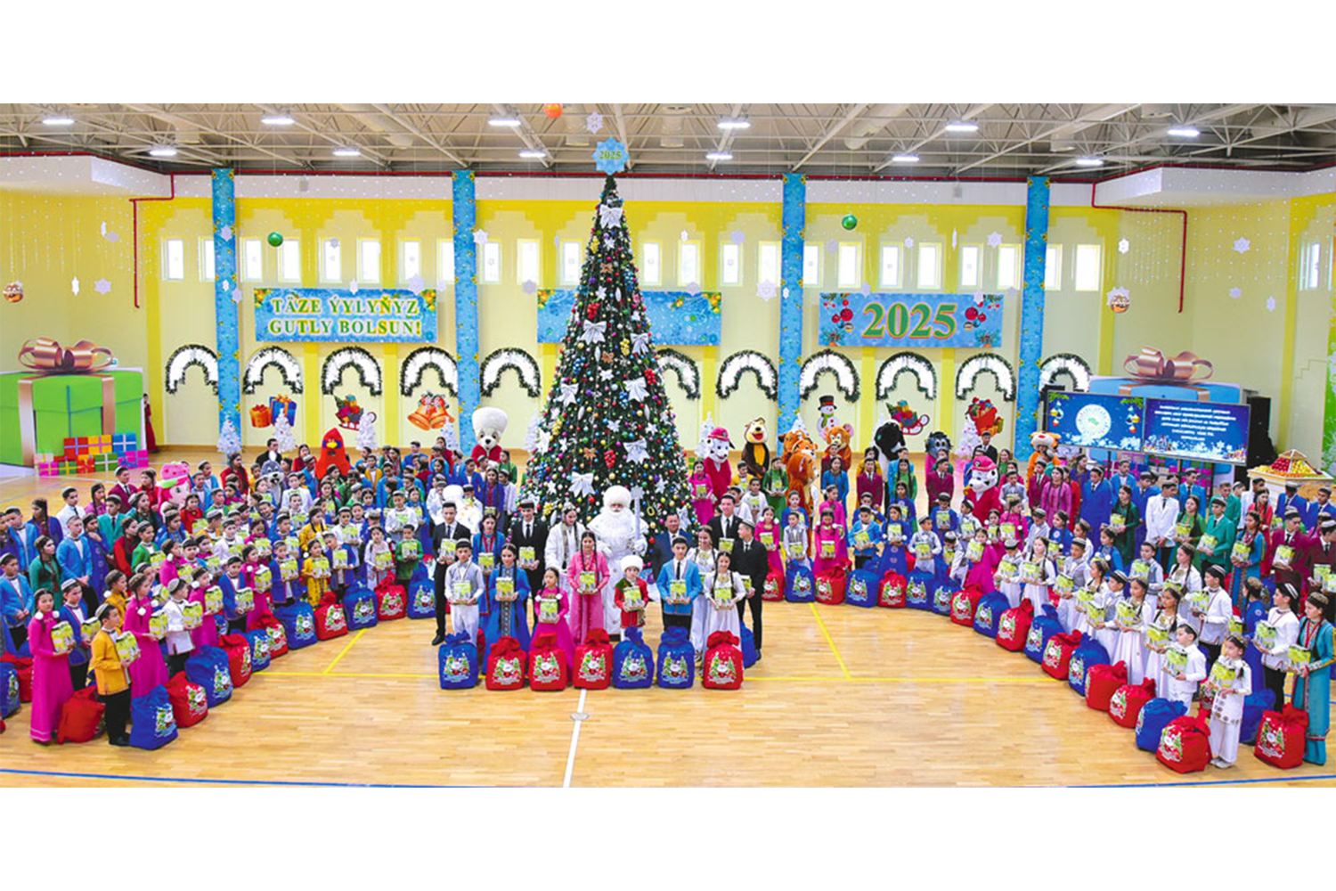 Täze ýyl sowgatlary gowşuryldy