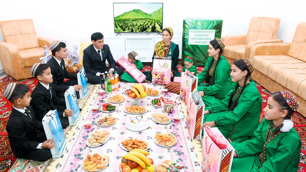 Türkmen zenanlaryna goýulýan hormat-sarpanyň nyşany