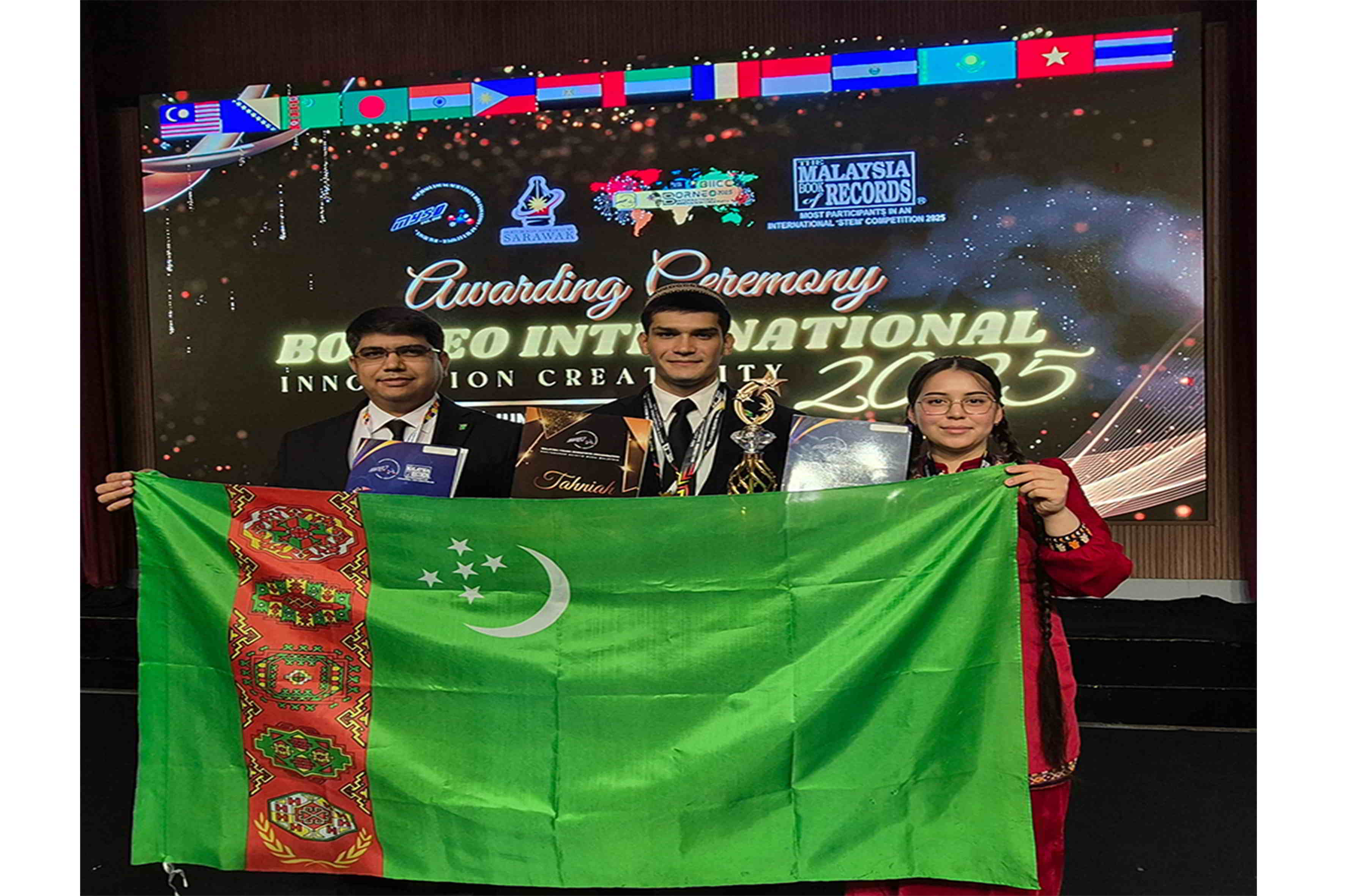 Türkmenistanly ýaş alymlar Malaýziýada geçirilen halkara bäsleşikde altyn medal gazandylar