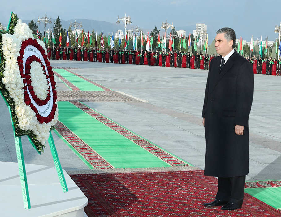 Türkmenistanyň Prezidenti Bitaraplyk binasyna gül goýmak dabarasyna gatnaşdy