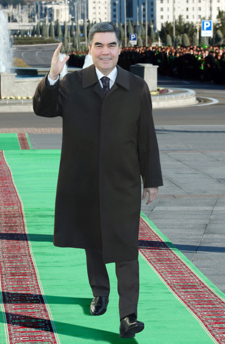 Türkmenistanyň Prezidenti Bitaraplyk binasyna gül goýmak dabarasyna gatnaşdy