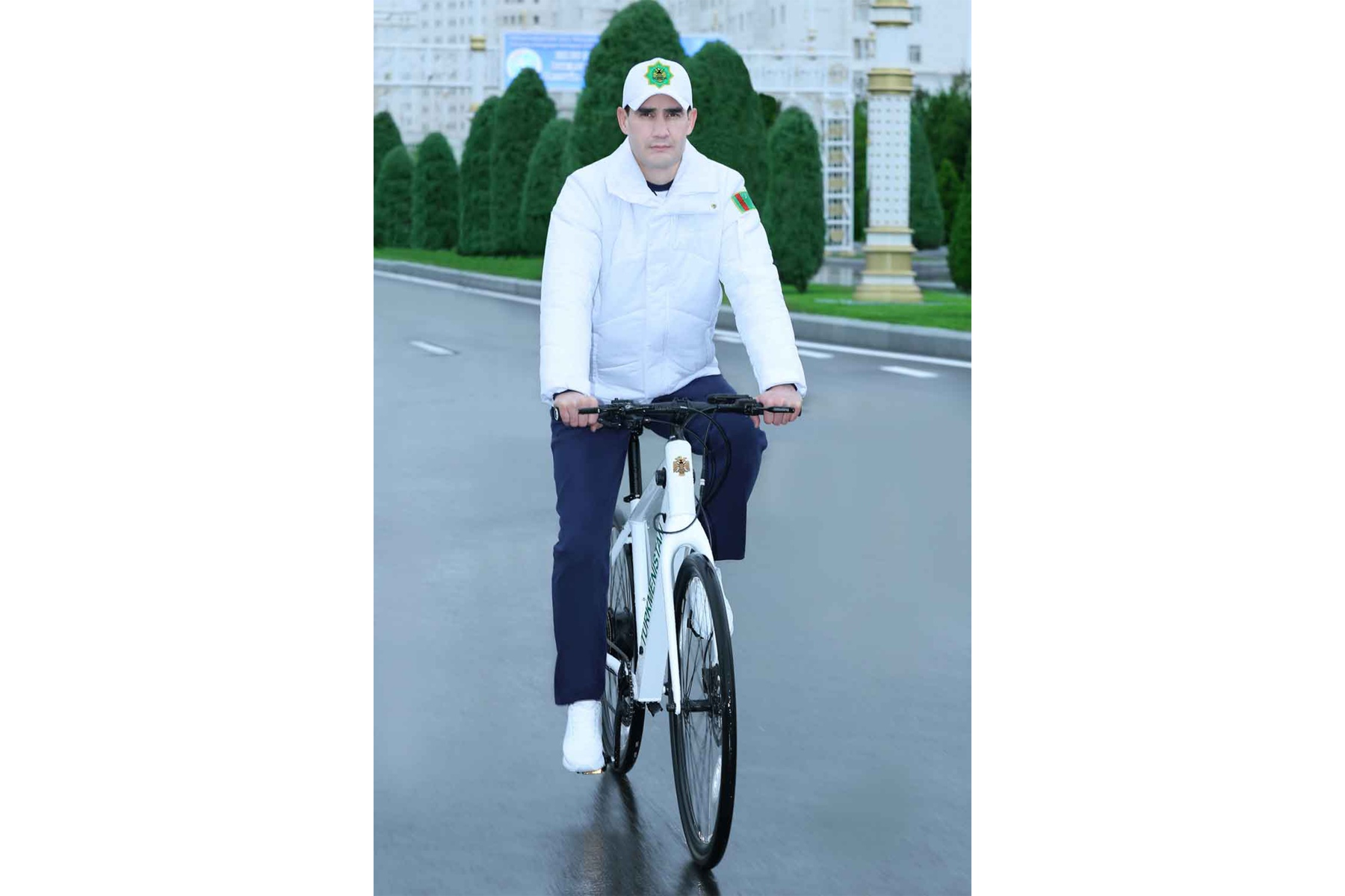 Türkmenistanyň Prezidenti Serdar Berdimuhamedow köpçülikleýin welosipedli ýörişe gatnaşdy