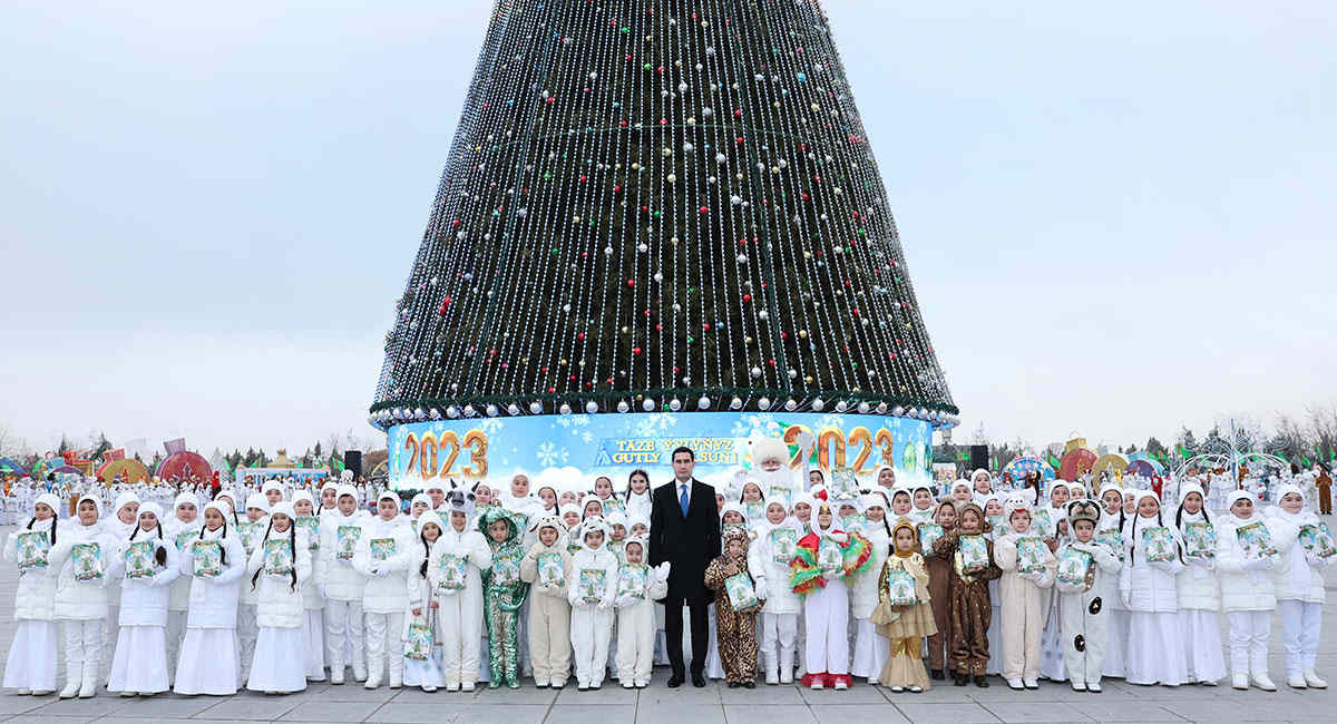 Türkmenistanyň Prezidenti ýurdumyzyň Baş arçasynyň ýanynda guralan Täze ýyl dabaralaryna gatnaşdy