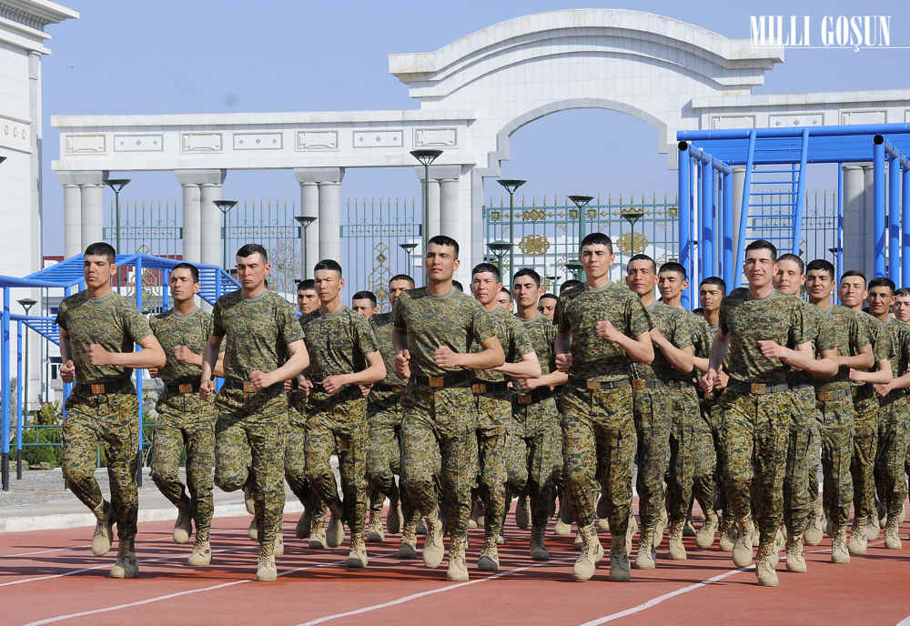 Ýaş esgerleriň harby gullugyň gün tertibine öwrenişmek ýagdaýy