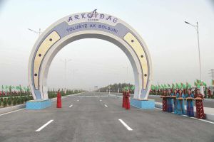 Arkadag şäherinde täze şaýoluň we döwrebap köpriniň açylyş dabarasy boldy