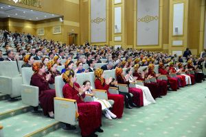 Belent maksatlar üstünliklere beslenýär