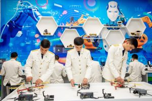 Harby okuwçylaryň arasynda robototehnika boýunça ýaryş geçirildi