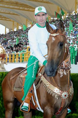 Döwlet Baştutanymyz Serdar Berdimuhamedow Türkmenistanyň Prezidentiniň Ahalteke atçylyk toplumyndaky dabaralara gatnaşdy