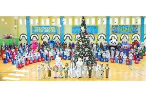 Döwletliler köşgünde terbiýelenýän çagalara Täze ýyl sowgatlary gowşuryldy