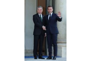 Emmanuel Makron bilen möhüm gepleşikler