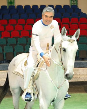 Gahryman Arkadagymyz ak behişdi Ak ýol bedewinde mähriban halkymyza Täze ýylda ak ýollara rowanalygy arzuw etdi