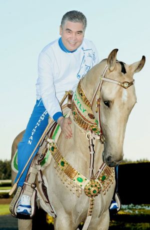 Garaşsyz, hemişelik Bitarap Türkmenistanyň atşynaslaryna, bedew janköýerlerine we mähriban halkyma