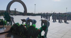 Halkyň parahat durmuşynyň goragçylaryna baky şöhrat!