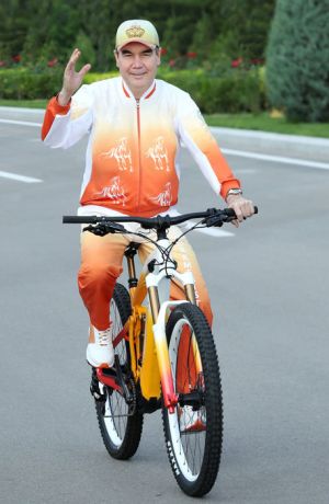 Hormatly Prezidentimiz Gurbanguly Berdimuhamedow Bütindünýä welosiped güni mynasybetli köpçülikleýin welosiped ýörişine gatnaşdy